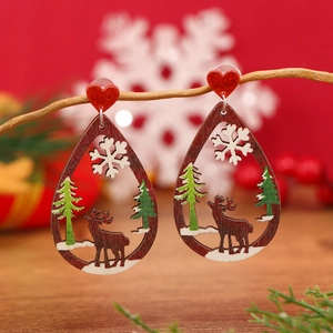 Detalle de pendientes de madera con reno y corazón de purpurina roja para Navidad