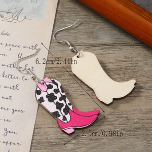 Détail de boucles d'oreilles bottes de cow-boy avec motif vache et rose de 6,2 cm