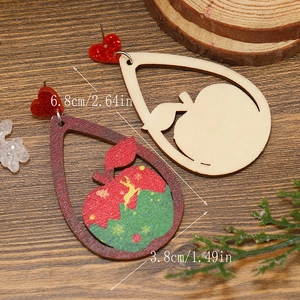 Detalle de dimensiones 6,8 cm x 3,8 cm de pendientes festivos de madera con diseño de ciervo