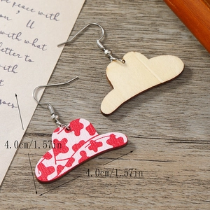 Détail de boucles d'oreilles bottes de cow-boy en bois avec motif vache et mesure 4cm