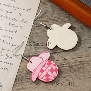Boucles d'oreilles chapeau de cowboy rose et boule disco, dimensions 5,5cm sur 3,6cm