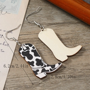Détail des boucles d'oreilles bottes de cow-boy en bois avec motif vache et dimensions