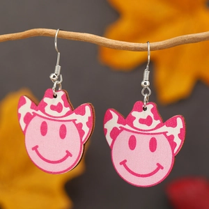 Boucles d'oreilles en bois avec chapeau de cow-boy imprimé vache et smiley rose