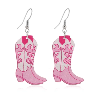 Boucles d'oreilles bottes de cowboy roses et blanches à motif flamme sur fond blanc pur