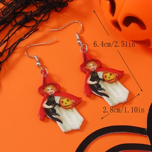 Vue détaillée des boucles d'oreilles rétro Halloween avec sorcière, chat et citrouille