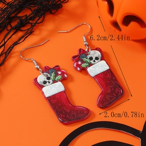 Gros plan sur les boucles d'oreilles chaussettes de Noël avec motifs de têtes de mort