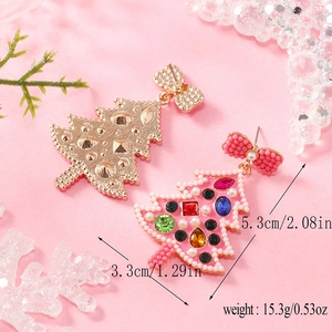 Dettaglio degli orecchini ad albero di Natale rosa con misure in centimetri e pollici