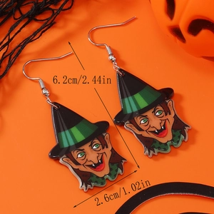 Vue détaillée des boucles d'oreilles sorcière en acrylique mesurant 6,2 cm sur 2,6 cm
