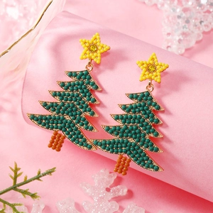 Dettaglio di orecchini ad albero di Natale di perline con stella e strass giallo