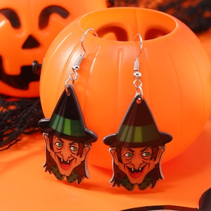 Boucles d'oreilles sorcière dessin animé avec chapeau vert sur fond de citrouille