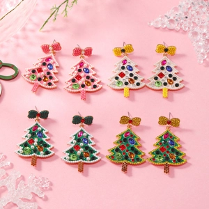 Set di quattro orecchini ad albero di Natale fatti a mano con strass colorati e fiocchi