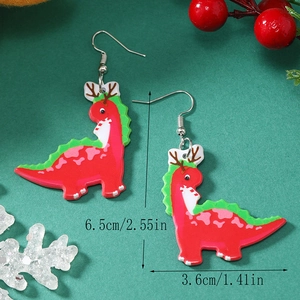Detail van Kerstmis dinosaurus oorbellen, 6,5 cm x 3,6 cm, op een feestelijke achtergrond