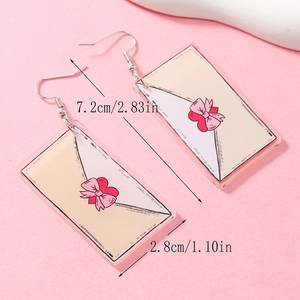Dettaglio di orecchini a busta in acrilico con cuore di dimensioni 7,2 cm per 2,8 cm