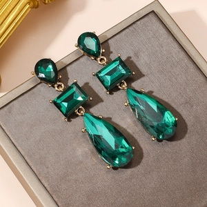 Boucles d'oreilles pendantes géométriques avec cristaux émeraude et base dorée