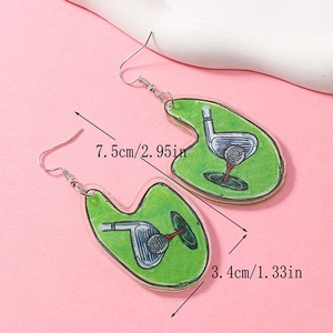 Dettaglio degli orecchini da golf in acrilico lunghi 7,5 cm e larghi 3,4 cm con misure