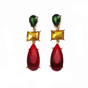 Boucles d'oreilles géométriques avec cristaux vert jaune et rouge sur alliage doré