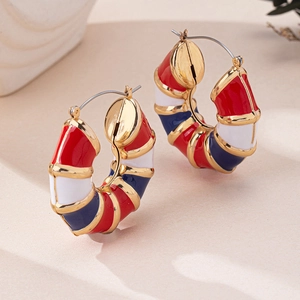 Moderne geometrische emaille oorringen in goud met rode, witte en blauwe accenten