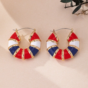 Modieuze geometrische creolen met rood, wit en blauw emaille en goudkleurige ribsegmenten