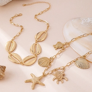 Collana a strati dorata con ciondoli a forma di stella marina e conchiglia