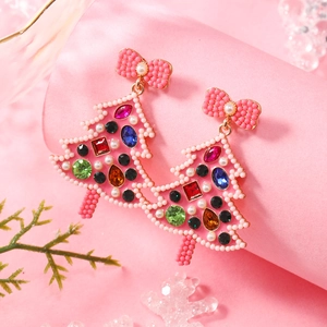 Orecchini a forma di albero di Natale rosa con strass colorati e perle su sfondo festivo