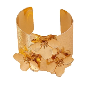 Bracelet manchette doré large avec texture brossée et accents floraux en relief