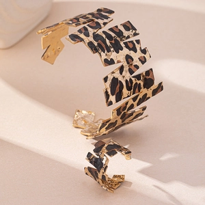 Auffälliges Manschettenarmband und Ring Set mit Leopardenmuster in vergoldetem Metall