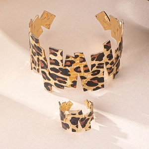 Auffälliges Set aus Armreif und Ring mit Leopardenmuster und Gold-Metall-Finish