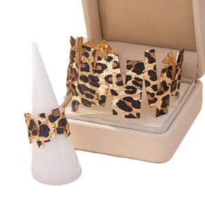 Auffälliges Goldschmuck-Set mit Leopardenmuster bestehend aus Manschettenarmband und Ring