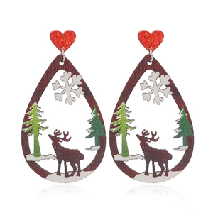 Pendientes navideños de madera calada con motivos de reno y árbol de navidad