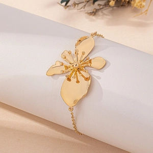 Elegante cavigliera d'oro con ciondolo a fiore smaltato per gioielli da spiaggia chic