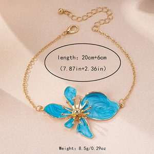 Dettaglio della cavigliera floreale in smalto blu misure 20cm più 6cm di catena