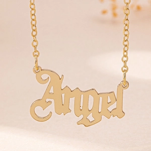 Collar con colgante de letra Angel dorado y cadena fina en O sobre fondo estético