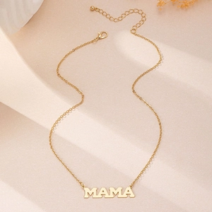 Elegante collar con colgante de letras MAMA chapado en oro con cadena delicada