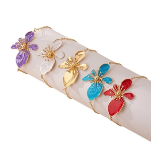 Cavigliere con fiori in smalto colorato in viola, blu e rosso per lo stile da spiaggia