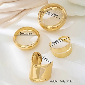 Dettaglio del set di 4 bracciali rigidi dorati con diametro 6cm e peso di 149g