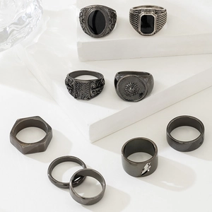 Detailansicht eines 8-teiligen Sets aus Vintage-Silber- und Schwarzringen auf Stativen