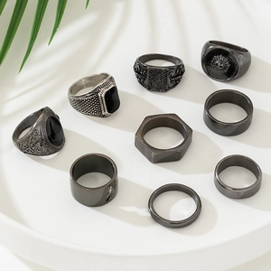 Makroaufnahme eines 9-teiligen Vintage-Ring-Sets in Schwarz und Antiksilber auf Weiß