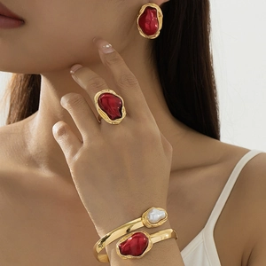 Parure de Bijoux Vintage Künstliche Perles d'Imitation Irrégulières Alliage Plaqué Or Résine Rouge Cœur Bracelet Ouvert Boucles d'Oreilles Bague