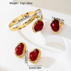 Parure de bijoux dorés avec accents rouges baroques incluant bague, boucles et bracelet