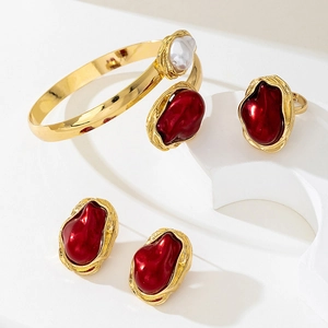 Détails de parure de bijoux vintage dorés à texture lave et émail rouge élégant