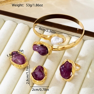Set gioielli dorati con perle viola finte, bracciale rigido, anello e orecchini
