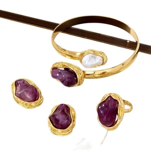 Set di gioielli vintage dorati con pietre viola irregolari inclusi anello, orecchini e bracciale