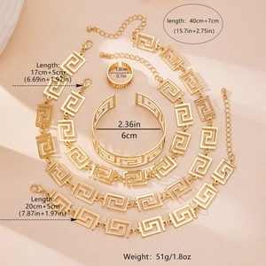 Specifiche dettagliate del set di gioielli dorati con motivo greco, collana e anello inclusi