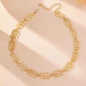 Elegante collana vintage dorata con motivo geometrico a meandro greco e chiusura a moschettone