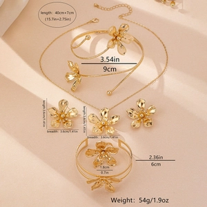 Detailweergave van gouden bloemen sieradenset met halsketting en bijpassende armbanden