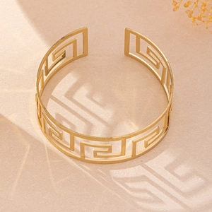 Elegante bracciale rigido dorato con motivo a greca e design geometrico traforato di lusso