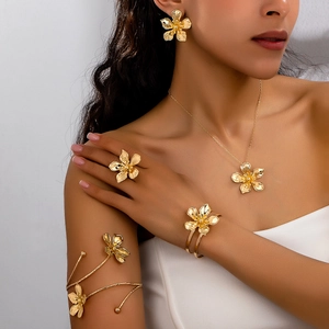 Goudkleurige Legering Bloem Sieraden Voor Dames Elegante Geplooide Bloemblaadjes Ketting Oorbellen Ring Armring Armband Mode Accessoires
