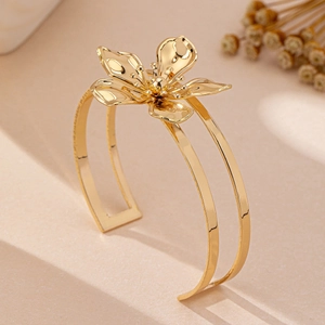 Elegante goudkleurige open armband met gestructureerd 3D-bloemmotief en dubbelbandig ontwerp