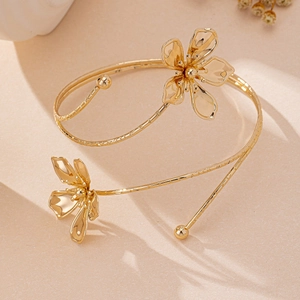 Elegante goudkleurige open armband met geplooide bloem en getextureerde afwerking