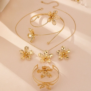 Elegante gouden bloemen sieradenset met ketting, armband, oorbellen en ring